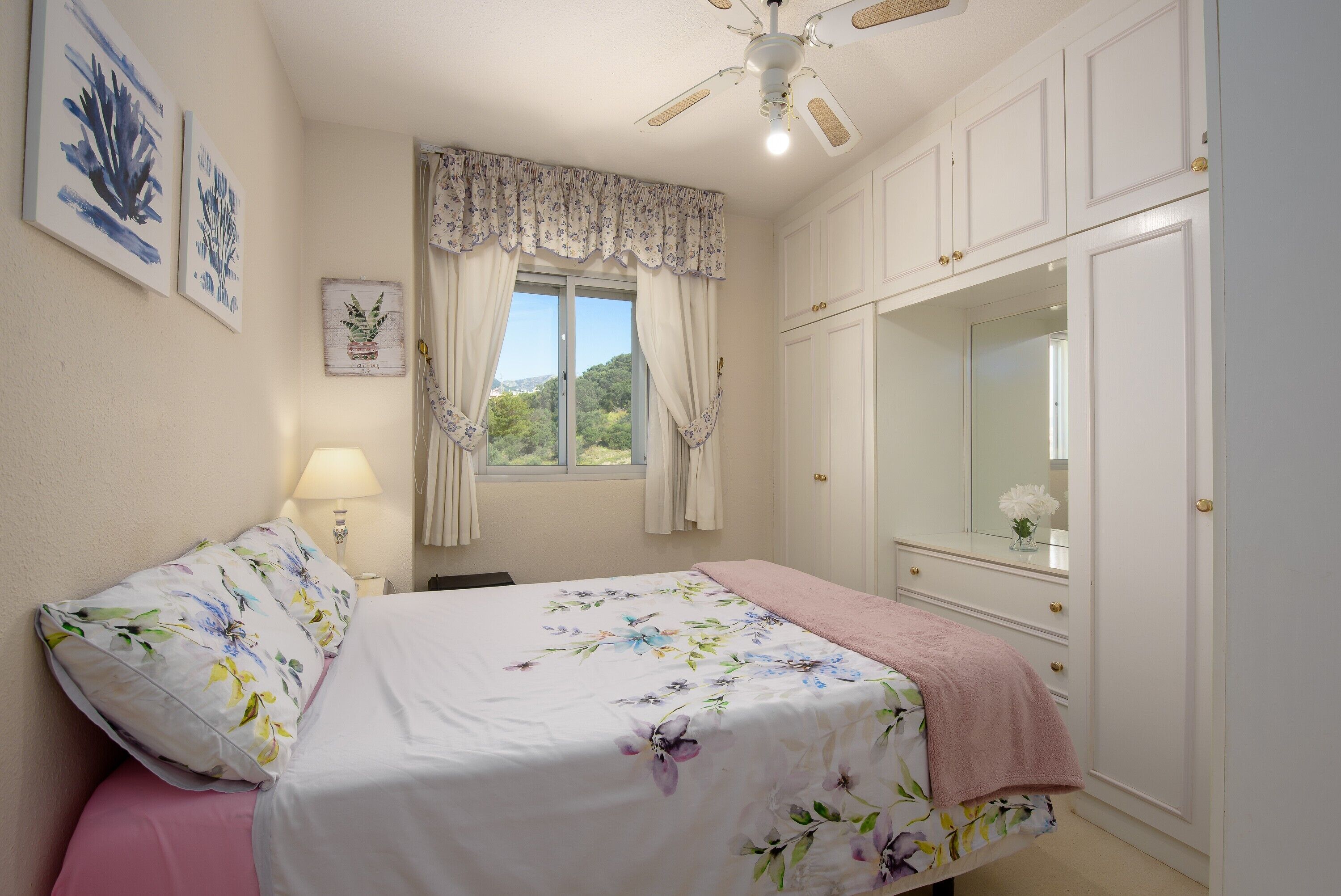 4 bedrooms, iron/ironing board, free WiFi, bed sheets