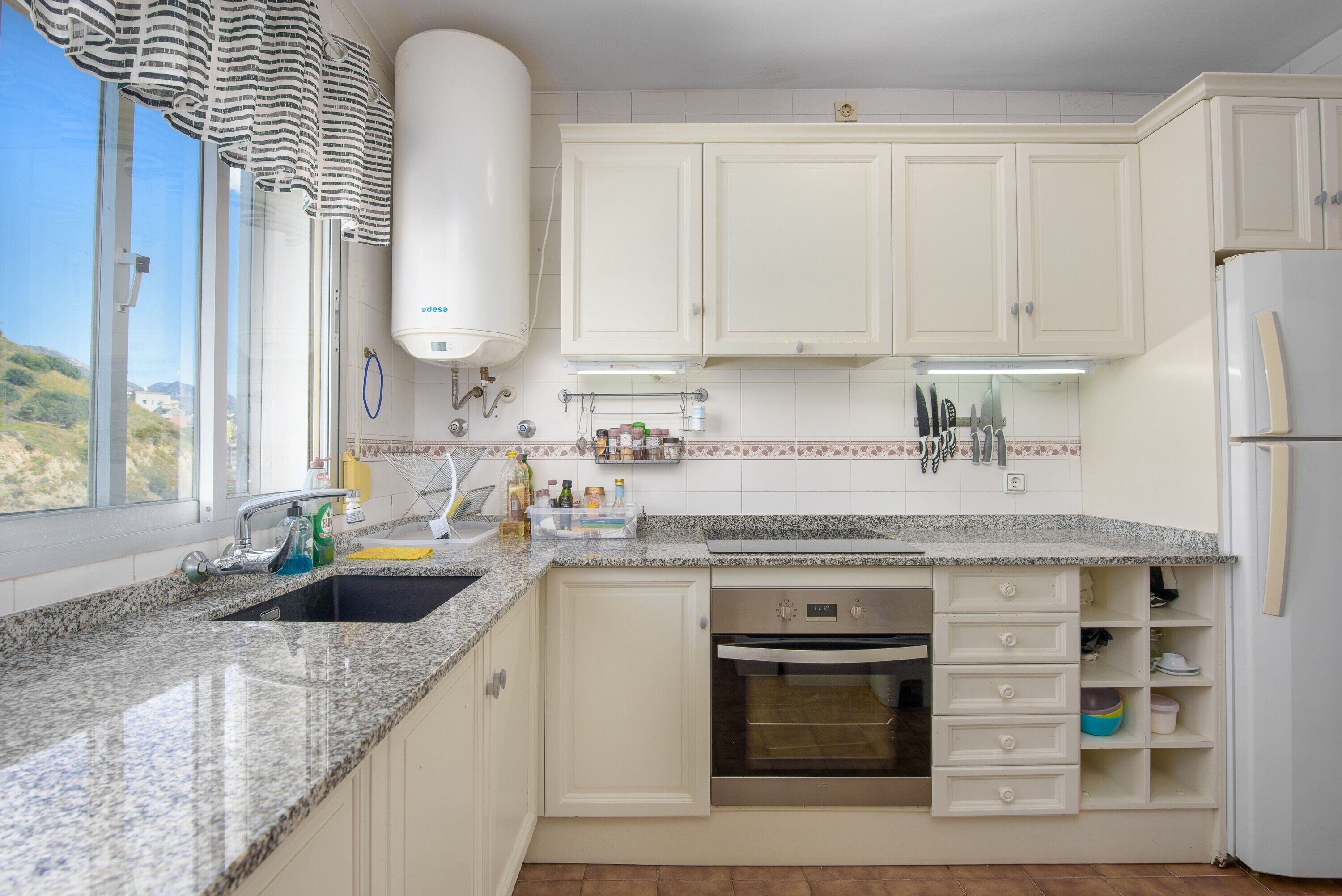 Frigorífico, microondas, horno y placa de cocina