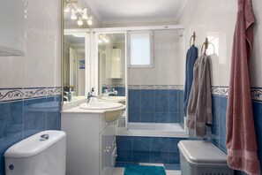Shower, hair dryer, towels - Apartment 'Spacious  with Sea Views' with Sea View, Wi-Fi and Air Conditioning (Fuengirola)