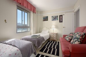 4 bedrooms, iron/ironing board, free WiFi, bed sheets - Apartment 'Spacious  with Sea Views' with Sea View, Wi-Fi and Air Conditioning (Fuengirola)