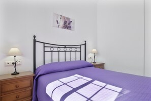 1 slaapkamer, een strijkplank/strijkijzer, beddengoed