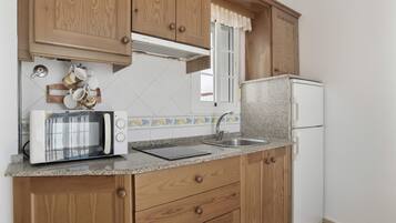 Fridge, microwave, stovetop, coffee/tea maker