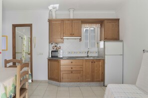Kühlschrank, Mikrowelle, Herdplatte, Wasserkocher mit Kaffee-/Teezubehör