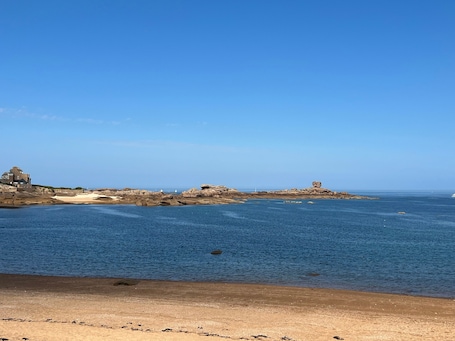 Beach nearby. Holiday Home 'Maison De Charlie' with Private Terrace, Garden and Wi-Fi