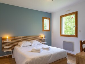 2 bedrooms, free WiFi - Holiday Home 'Maison De Charlie' with Private Terrace, Private Garden and Wi-Fi (Trégastel)