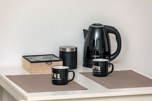 Coffee and/or coffee maker - Room 'Il Mappamondo -  Ensuite' with Wi-Fi and Air Conditioning (Catania)