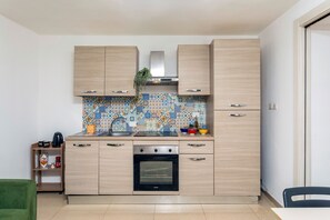 Fridge, oven, stovetop, electric kettle