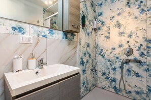 Een douche, een haardroger, handdoeken
