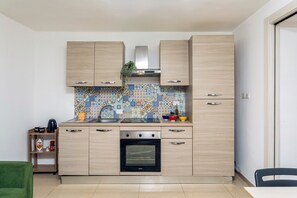 Fridge, oven, stovetop, electric kettle