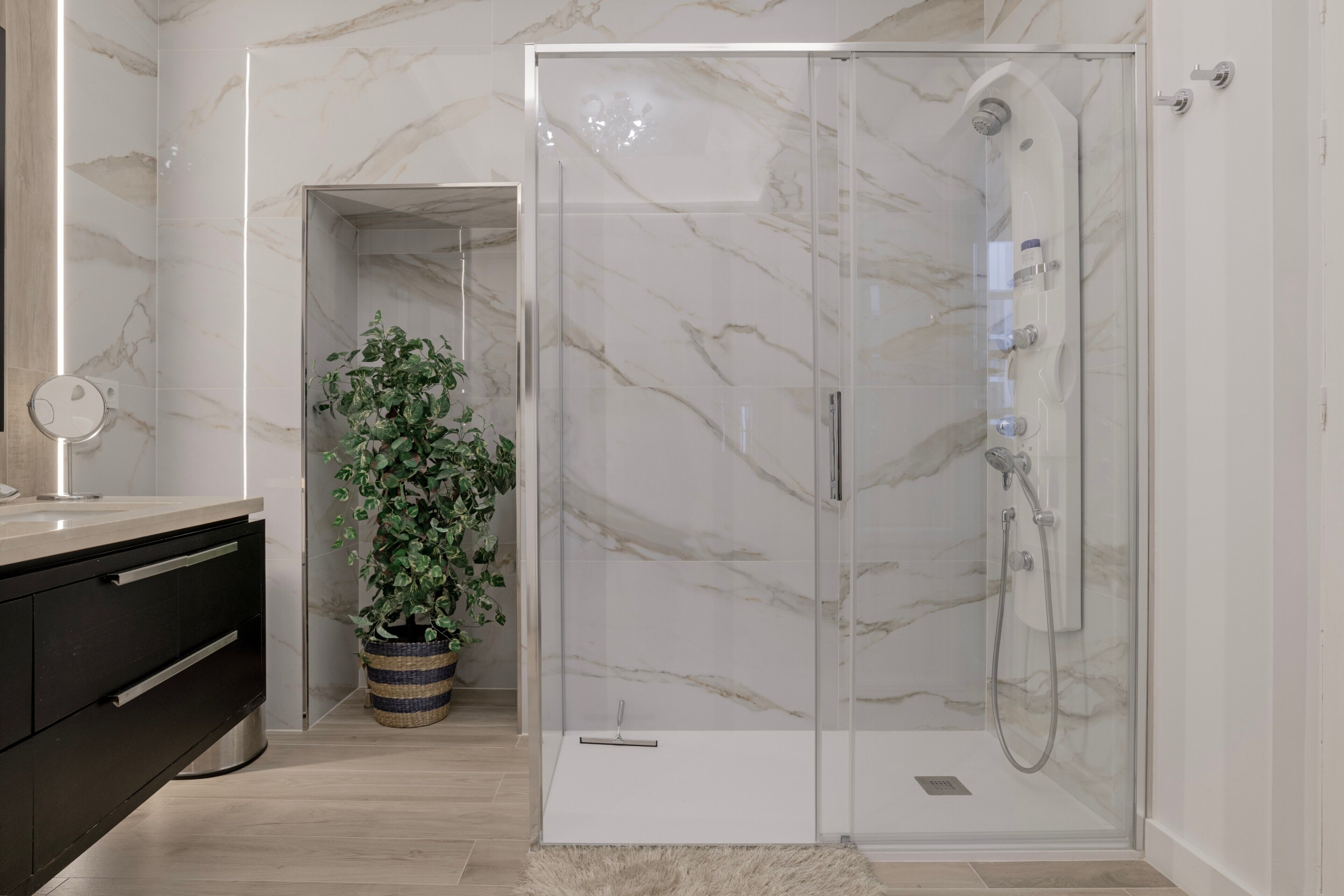 Douche, séchoir à cheveux, serviettes fournies