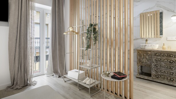 A modern bathroom with a marble wall, a wooden partition, and a white vanity with a mirror. - Room 'Suite Diamante' with Mountain View, Shared Terrace and Wi-Fi (Alcalá del Valle)