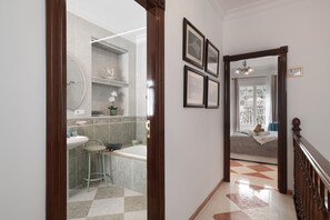 1 dormitori, planxa i posts de planxar, wifi gratuïta i roba de llit 