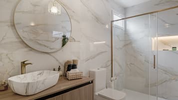 Een douche, een haardroger, handdoeken