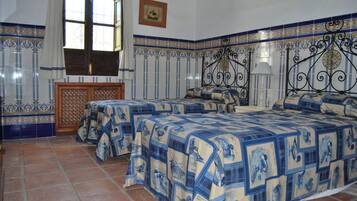 10 slaapkamers, een strijkplank/strijkijzer, gratis wifi, beddengoed