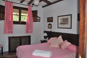10 bedrooms, iron/ironing board, free WiFi, bed sheets - Villa 'La Priorita' with Mountain View, Wi-Fi and Air Conditioning (Córdoba)
