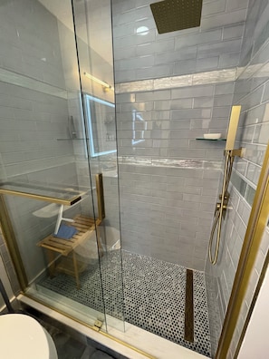 Dusche, Handtücher, Seife, Toilettenpapier