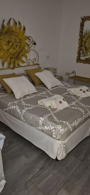 1 bedroom, bed sheets - Apartment 'La Casetta Di Lulu' with Private Terrace, Private Garden and Air Conditioning (Villasimius)