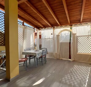 Outdoor dining - Apartment 'La Casetta Di Lulu' with Private Terrace, Private Garden and Air Conditioning (Villasimius)