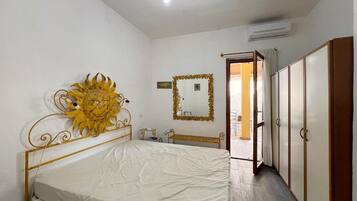 1 bedroom, bed sheets