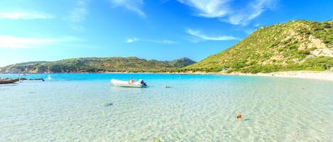 Una spiaggia nelle vicinanze