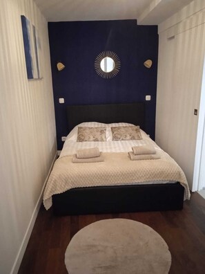 1 dormitorio, tabla de planchar con plancha, wifi y ropa de cama