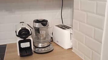 Een koelkast, een microgolfoven, een oven, een kookplaat