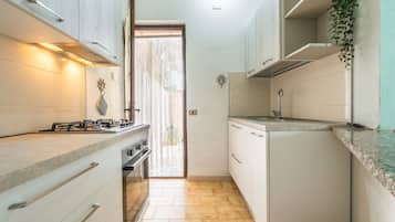 Geladeira, micro-ondas, cooktop, cafeteira/chaleira