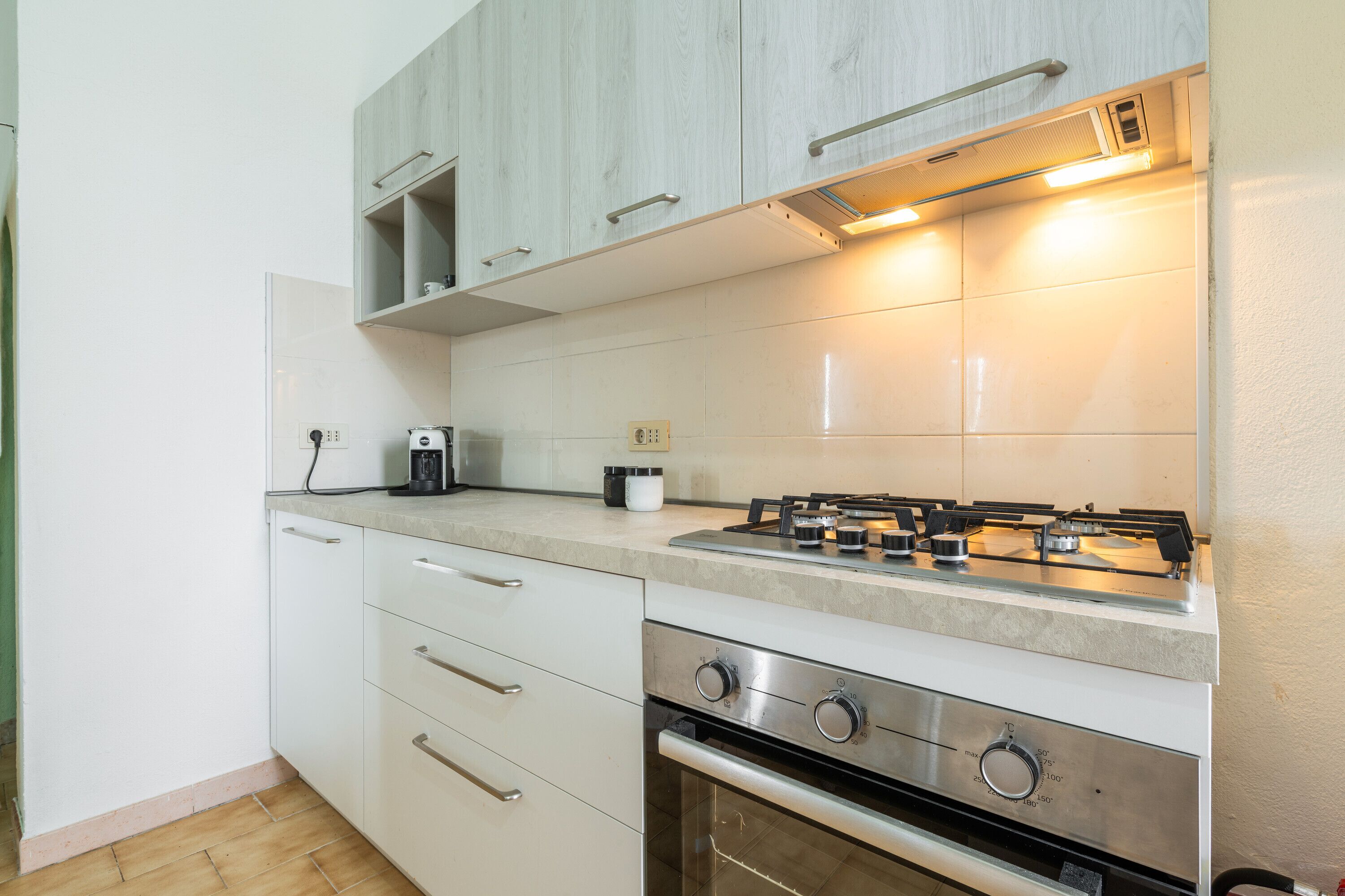 Een koelkast, een magnetron, een kookplaat