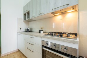 Kjøleskap, mikrobølgeovn, kokeplater og kaffetrakter/tekoker