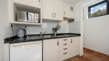 冰箱、微波炉、烤箱、炉灶