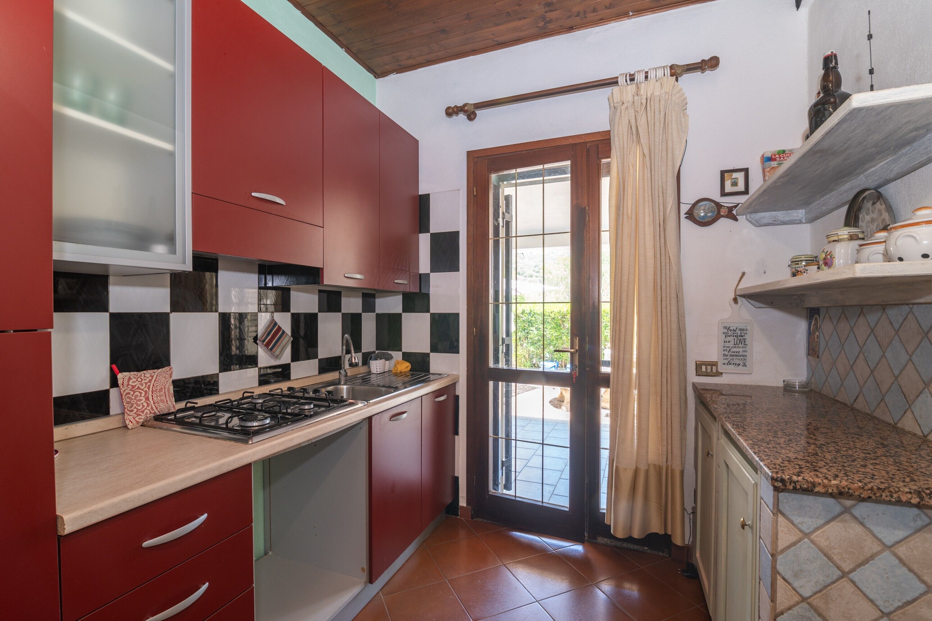 Réfrigérateur, micro-ondes, plaque de cuisson, cafetière/bouilloire