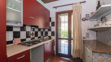 Réfrigérateur, micro-ondes, plaque de cuisson, cafetière/bouilloire