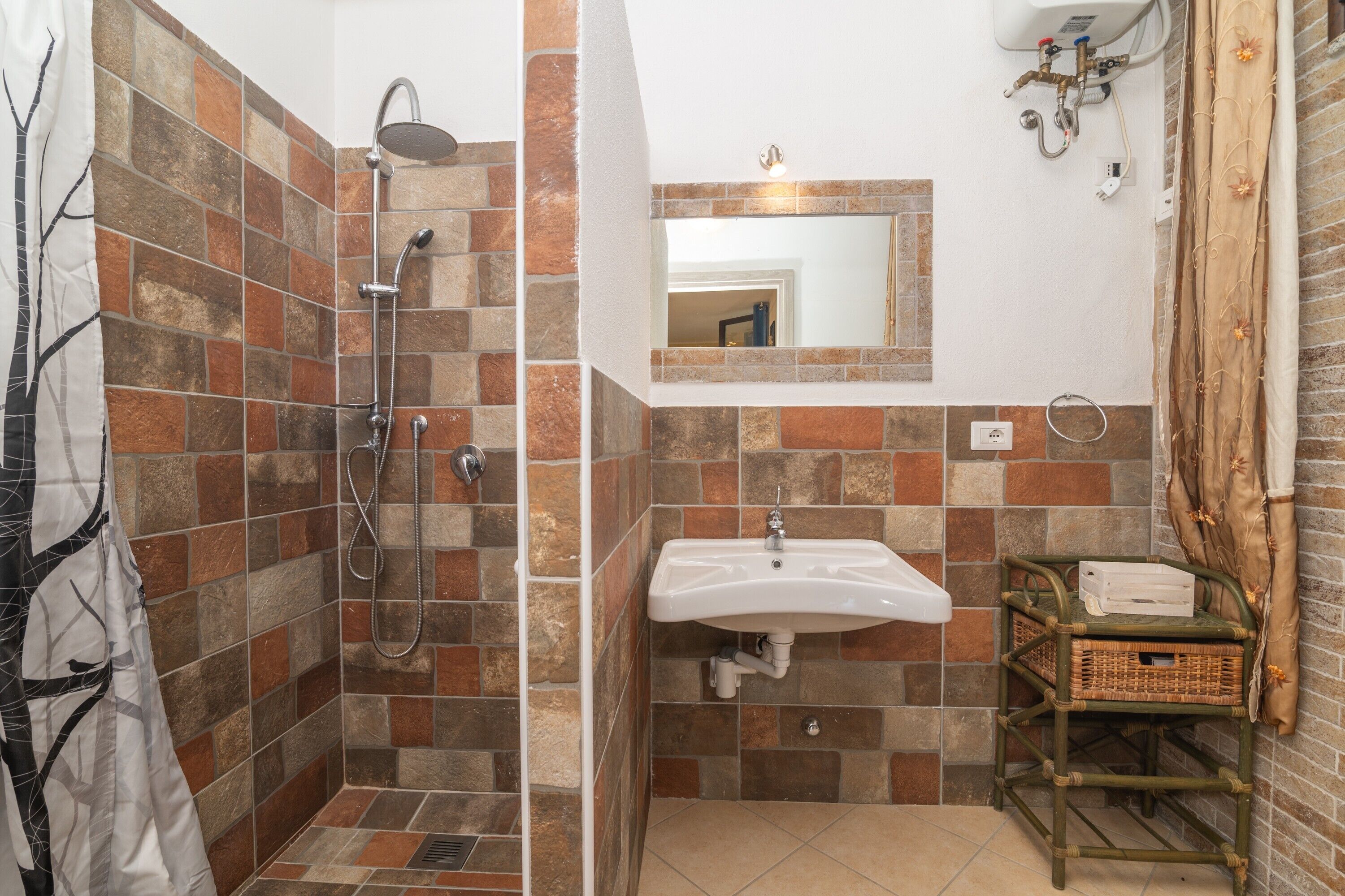Douche, sèche-cheveux, serviettes fournies