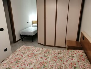 1 bedroom, bed sheets