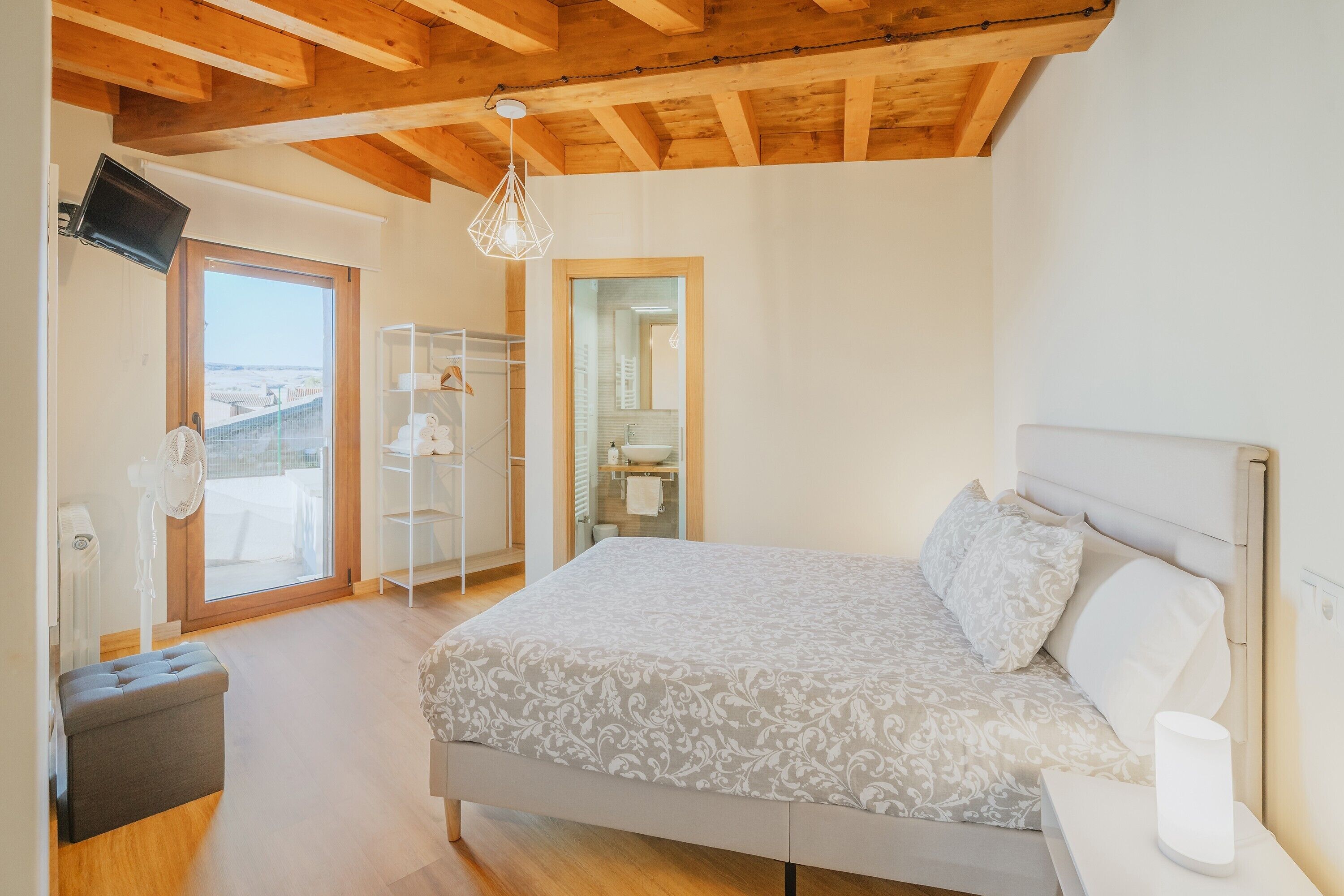 6 slaapkamers, een strijkplank/strijkijzer, gratis wifi, beddengoed