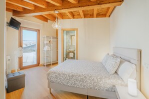 6 bedrooms, iron/ironing board, free WiFi, bed sheets