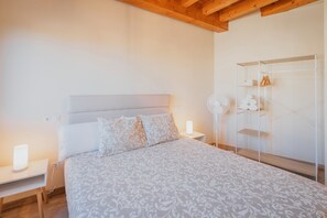 6 slaapkamers, een strijkplank/strijkijzer, gratis wifi, beddengoed
