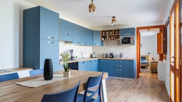 Kylskåp, mikrovågsugn, ugn och spishäll