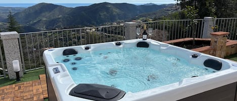 Outdoor spa tub