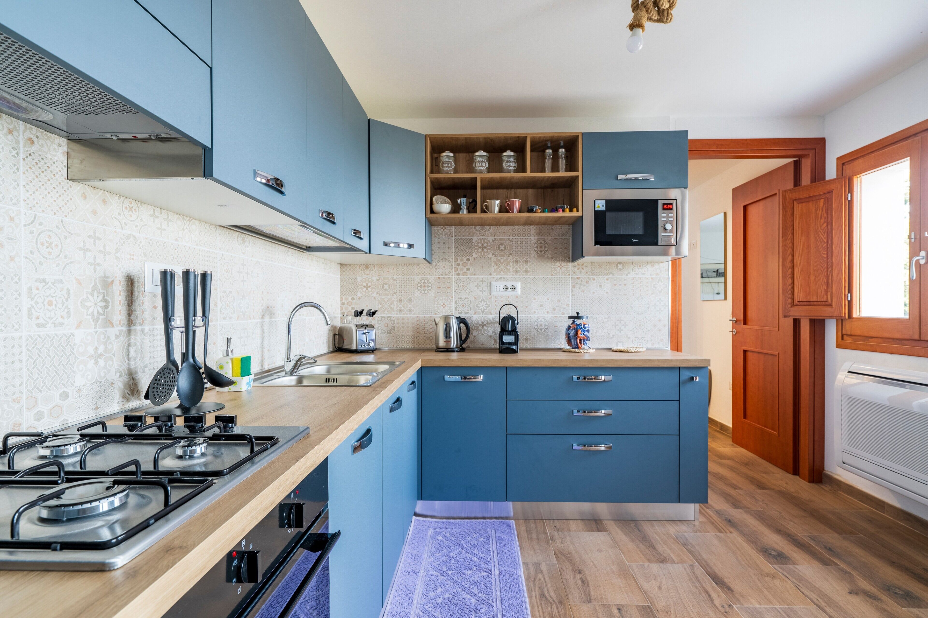 Køleskab, mikrobølgeovn, ovn, kogeplade