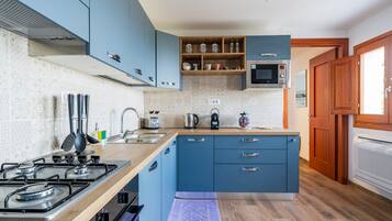 Køleskab, mikrobølgeovn, ovn, kogeplade