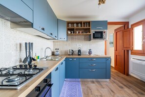 Réfrigérateur, four à micro-ondes, un four, surface de cuisson