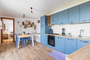 Réfrigérateur, four à micro-ondes, un four, surface de cuisson