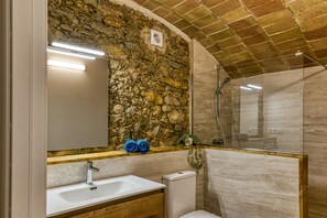 Douche, séchoir à cheveux, serviettes fournies