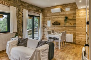 TV, tavolo da ping pong