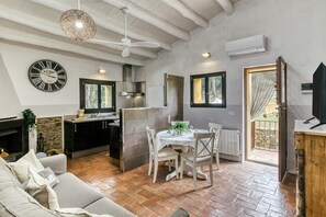 Fernseher, Kamin, Tischtennisplatte