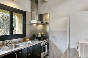 Kühlschrank, Mikrowelle, Ofen, Herdplatte