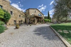 Exterior - Country House 'Casa Rural La Pallissa Con Piscina' with Mountain View, Shared Pool and Wi-Fi (Llampaies)