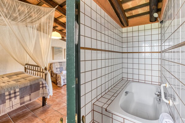 3 slaapkamers, een strijkplank/strijkijzer, gratis wifi, beddengoed