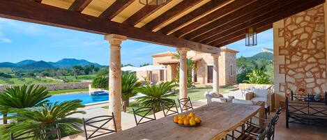 屋外ダイニングエリア